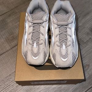 yeezy Boost 700 V2 static